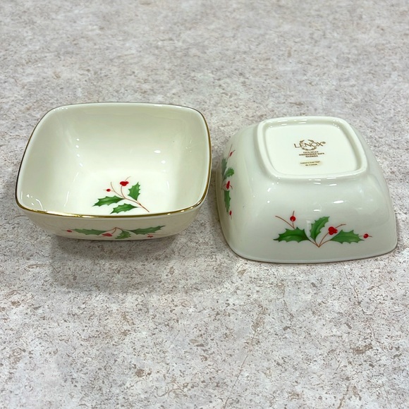SET OF 2 LENOX HOLIDAY JOLLY BERRY COLLECTION 4.125” x 4.125” x 1.25” - Picture 12 of 15